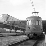 155021 Afbeelding van een electrisch treinstel mat. 1940 van de N.S. langs het perron van het N.S.-station ...